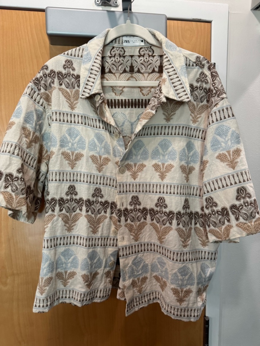 Zara Mens Short-Sleeve Button-Down Shirt in Cream, Light Blue & Brown Pattern